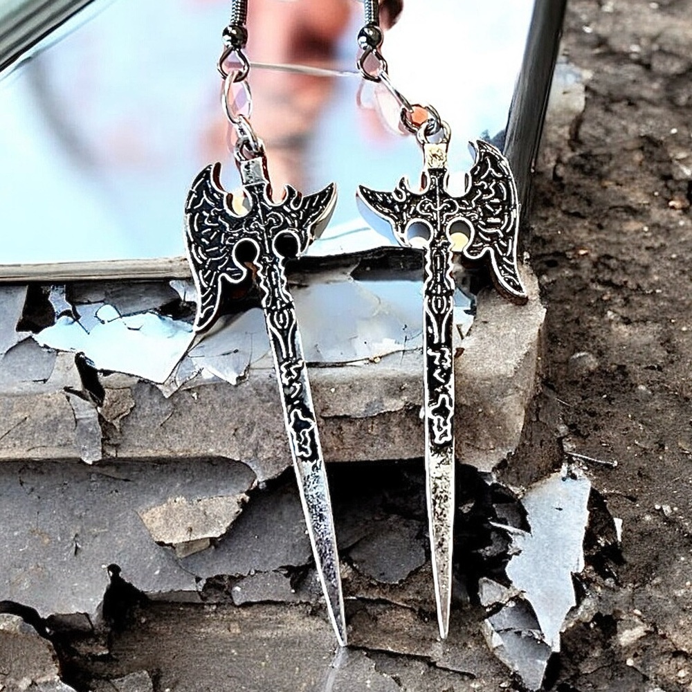Stylish silver toned axe earrings with detailed design. Perfect for a DND player
